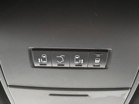 Used 2017 Dodge Grand Caravan SXT w/ Driver Convenience Group image 28