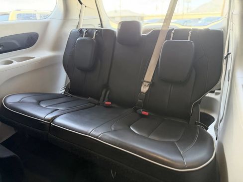 Used 2022 Chrysler Pacifica Limited FWD image 17