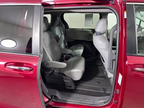 Used 2021 Toyota Sienna XLE image 12