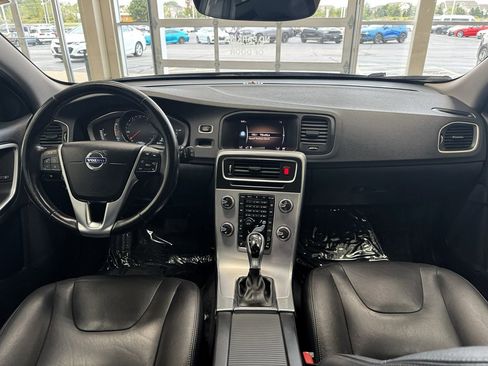 Used 2018 Volvo V60 T5 Cross Country w/ Convenience Package image 23