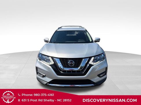 Used 2019 Nissan Rogue SV w/ Premium Package FWD image 2