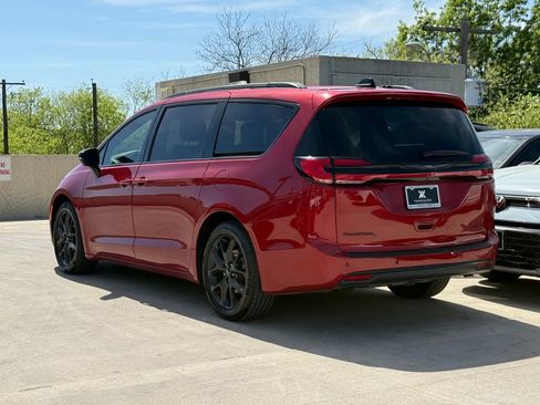 Used 2025 Chrysler Pacifica Limited FWD image 3
