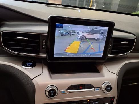 Used 2024 Ford Explorer XLT w/ Equipment Group 202A image 7