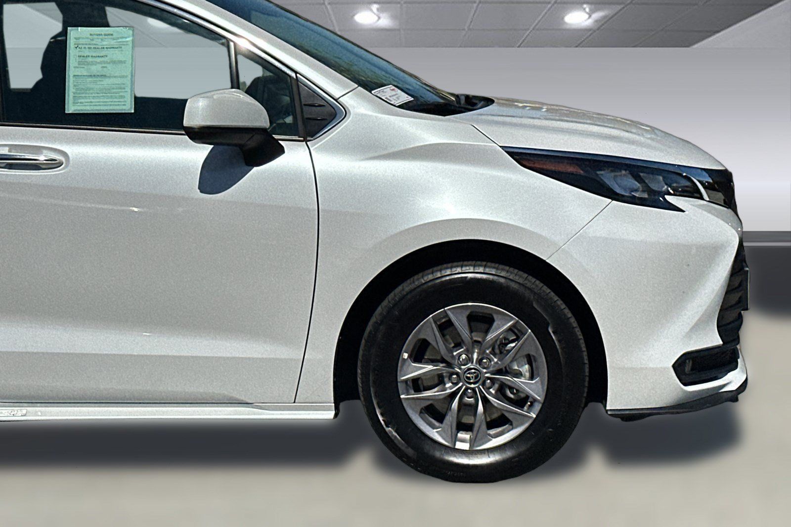 Used 2026 Toyota Sienna XLE FWD image 35