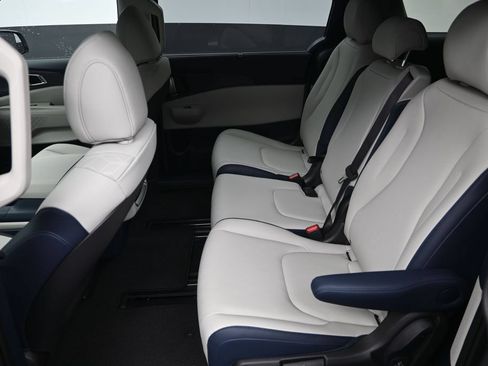 New 2026 Kia Carnival EX FWD image 27