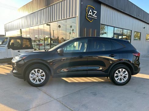 Used 2025 Ford Escape Active AWD/4WD image 3