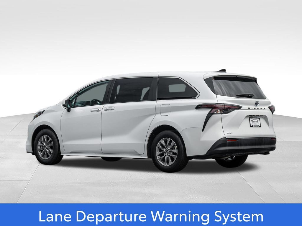 Used 2025 Toyota Sienna LE FWD image 5