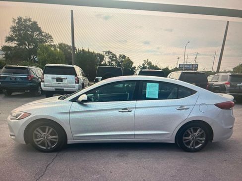 Used 2017 Hyundai Elantra SE w/ SE A/T Tech Package 03 FWD image 2