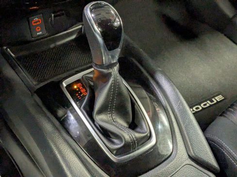 Used 2017 Nissan Rogue SV image 21