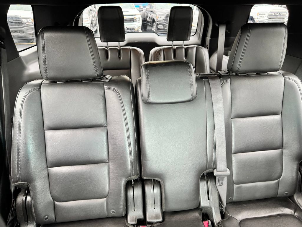Used 2015 Ford Explorer XLT w/ Equipment Group 202B FWD image 16