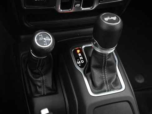 Used 2025 Jeep Wrangler Sahara image 19