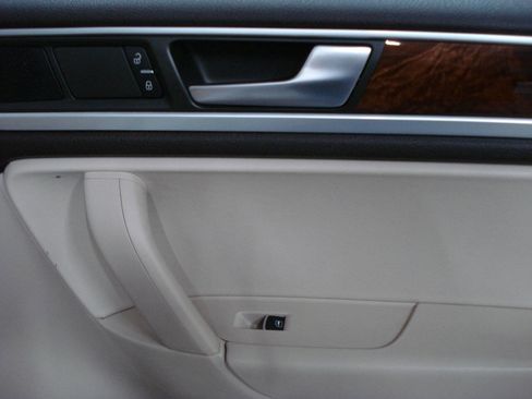 Used 2013 Volkswagen Touareg Sport image 34