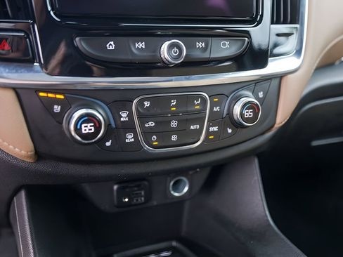Used 2022 Chevrolet Traverse Premier FWD image 18