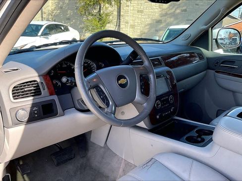 Used 2013 Chevrolet Suburban LT w/ Luxury Package image 2