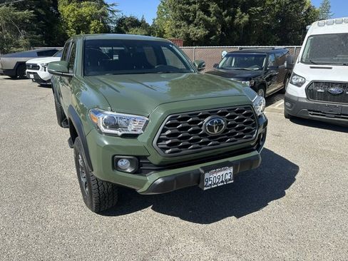 Used 2021 Toyota Tacoma TRD Off-Road w/ Technology Package AWD/4WD image 18