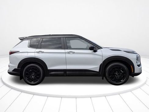 Used 2025 Mitsubishi Outlander AWD image 2