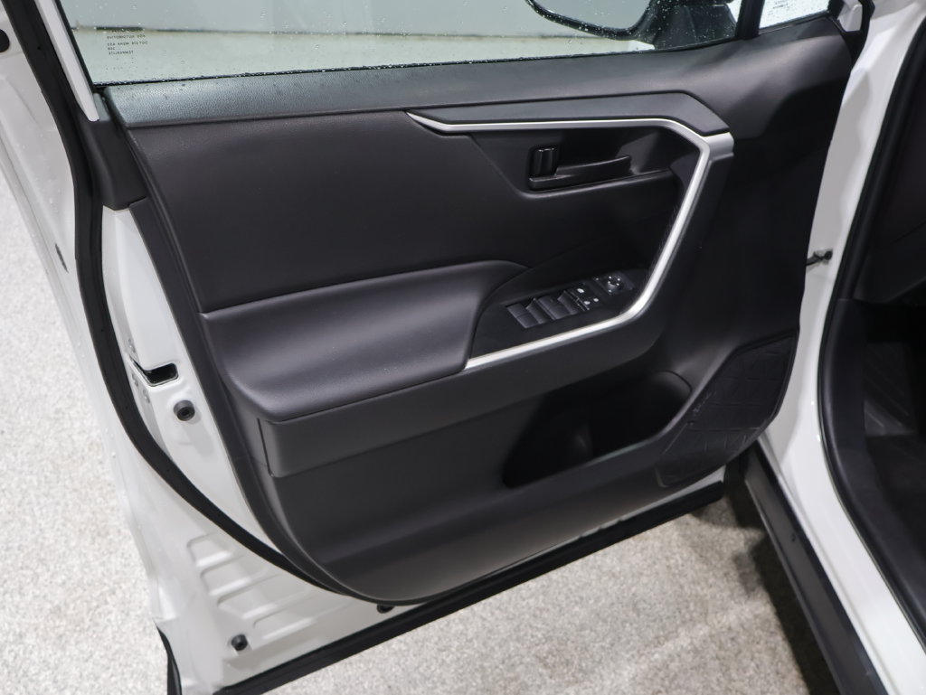 Used 2025 Toyota RAV4 LE AWD/4WD image 10