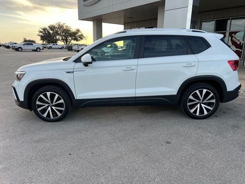 Used 2022 Volkswagen Taos SE FWD image 2