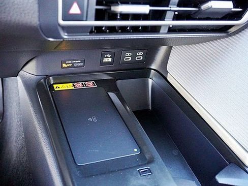 Used 2025 Toyota Camry SE w/ Convenience Package FWD image 28