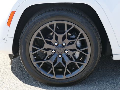 Used 2025 Jeep Grand Cherokee Summit w/ Adv Protech Group IV AWD/4WD image 9