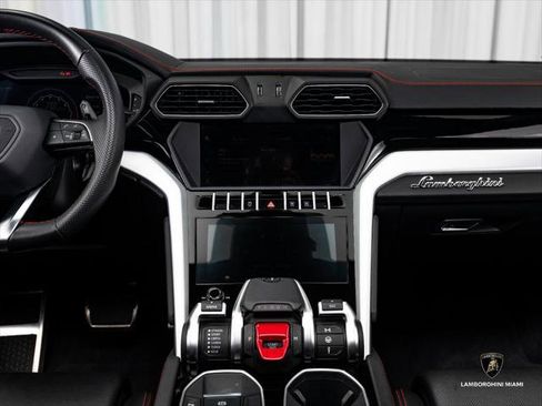 Used 2019 Lamborghini Urus AWD/4WD image 32