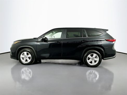 Certified 2023 Toyota Highlander L image 4