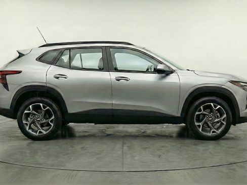 Used 2025 Chevrolet Trax LT w/ LT Convenience Package FWD image 11