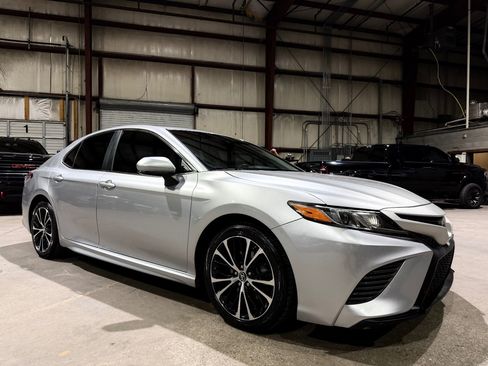 Used 2018 Toyota Camry SE FWD image 1
