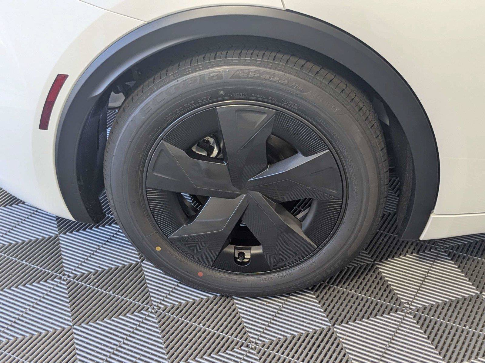 New 2027 Toyota Prius LE FWD image 6