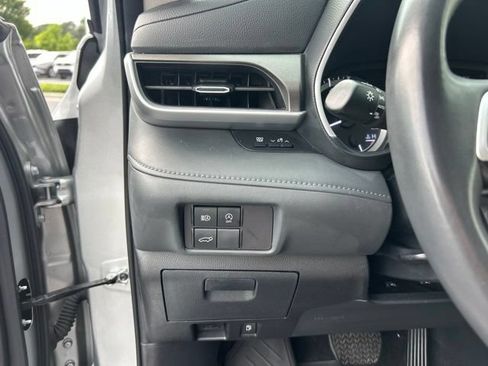 Used 2024 Toyota Highlander XLE AWD/4WD image 29