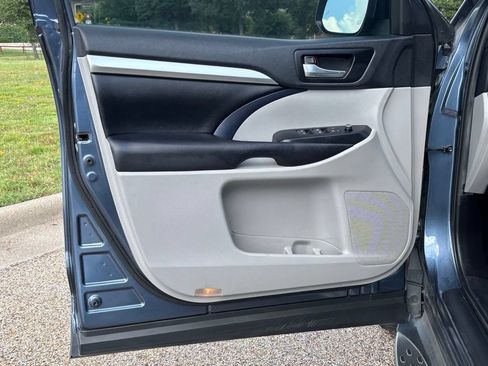 Used 2019 Toyota Highlander XLE FWD image 28