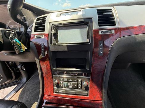 Used 2010 Cadillac Escalade Luxury AWD/4WD image 19