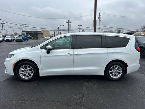 Used 2023 Chrysler Pacifica Touring-L image 4