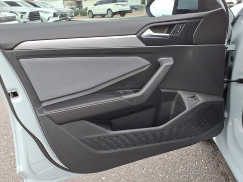 Certified 2025 Volkswagen Jetta SE w/ Sunroof Package image 18