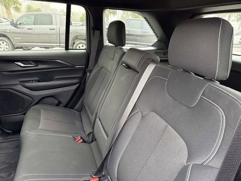 Used 2025 Jeep Grand Cherokee Laredo X image 11