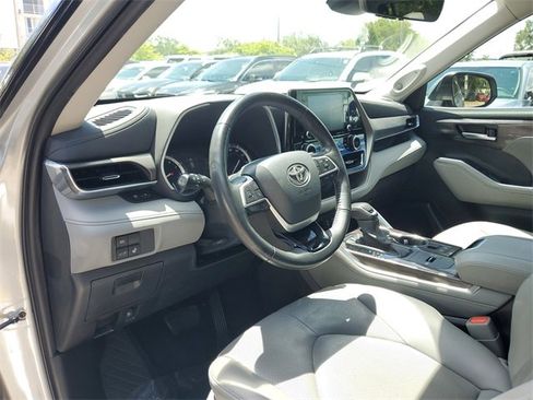 Used 2022 Toyota Highlander Limited image 12