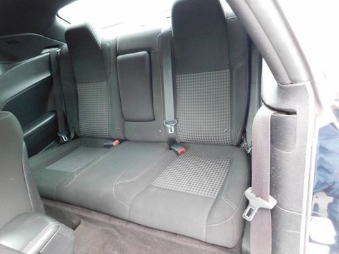 Used 2015 Dodge Challenger SXT image 5