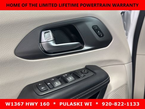 Used 2023 Chrysler Pacifica Touring-L image 10