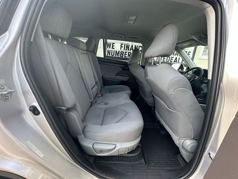 Used 2023 Toyota Highlander LE FWD image 28
