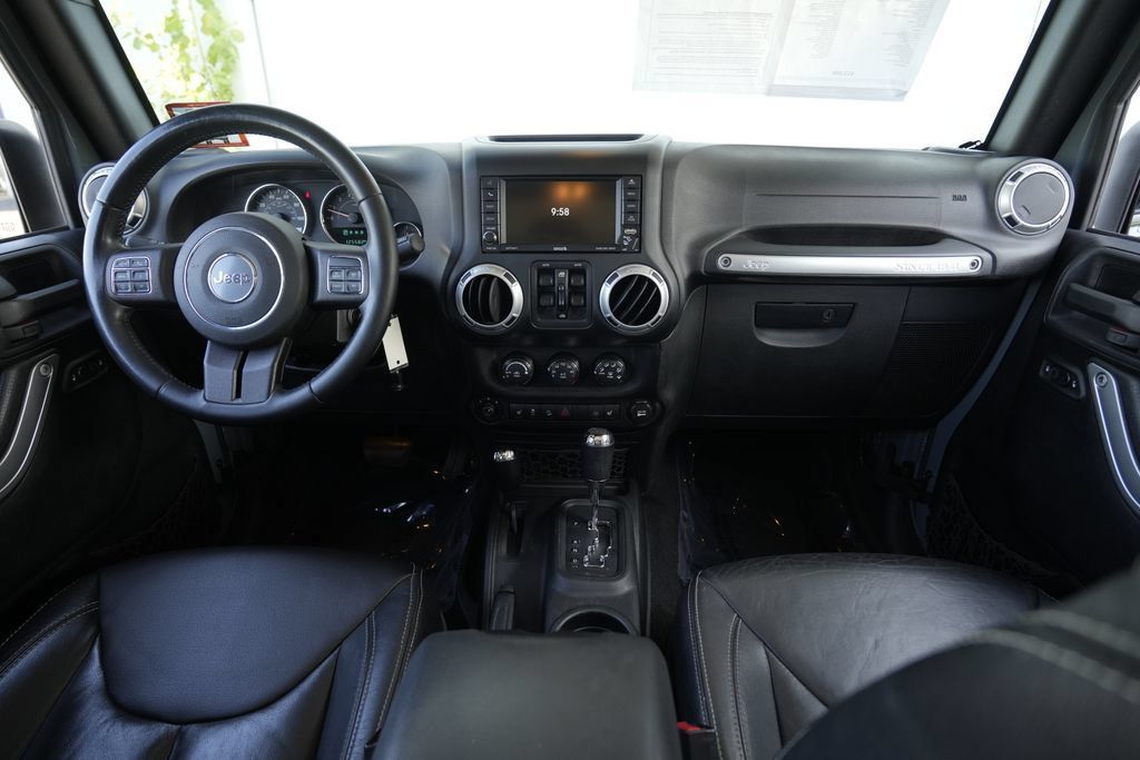 Used 2015 Jeep Wrangler Unlimited Sahara w/ Connectivity Group AWD/4WD image 36