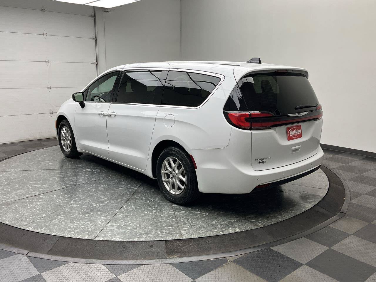 Used 2025 Chrysler Pacifica Select FWD image 2
