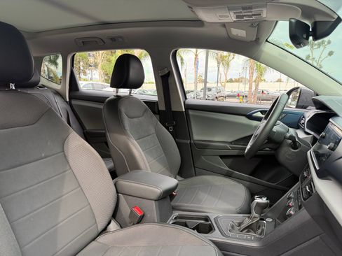 Used 2022 Volkswagen Taos SE w/ Panoramic Sunroof Package image 19