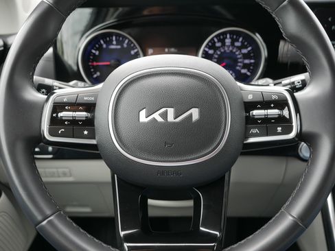 Used 2024 Kia Carnival EX FWD image 25