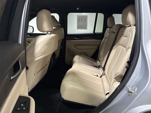 Used 2023 Jeep Grand Cherokee Limited image 23