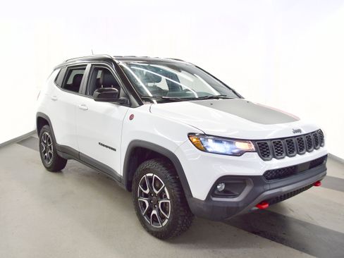 Used 2025 Jeep Compass Trailhawk AWD/4WD image 2