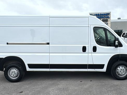 Used 2025 RAM ProMaster 2500 w/ Convenience Group FWD image 4
