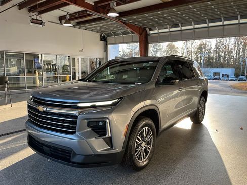 Used 2025 Chevrolet Traverse LT image 4