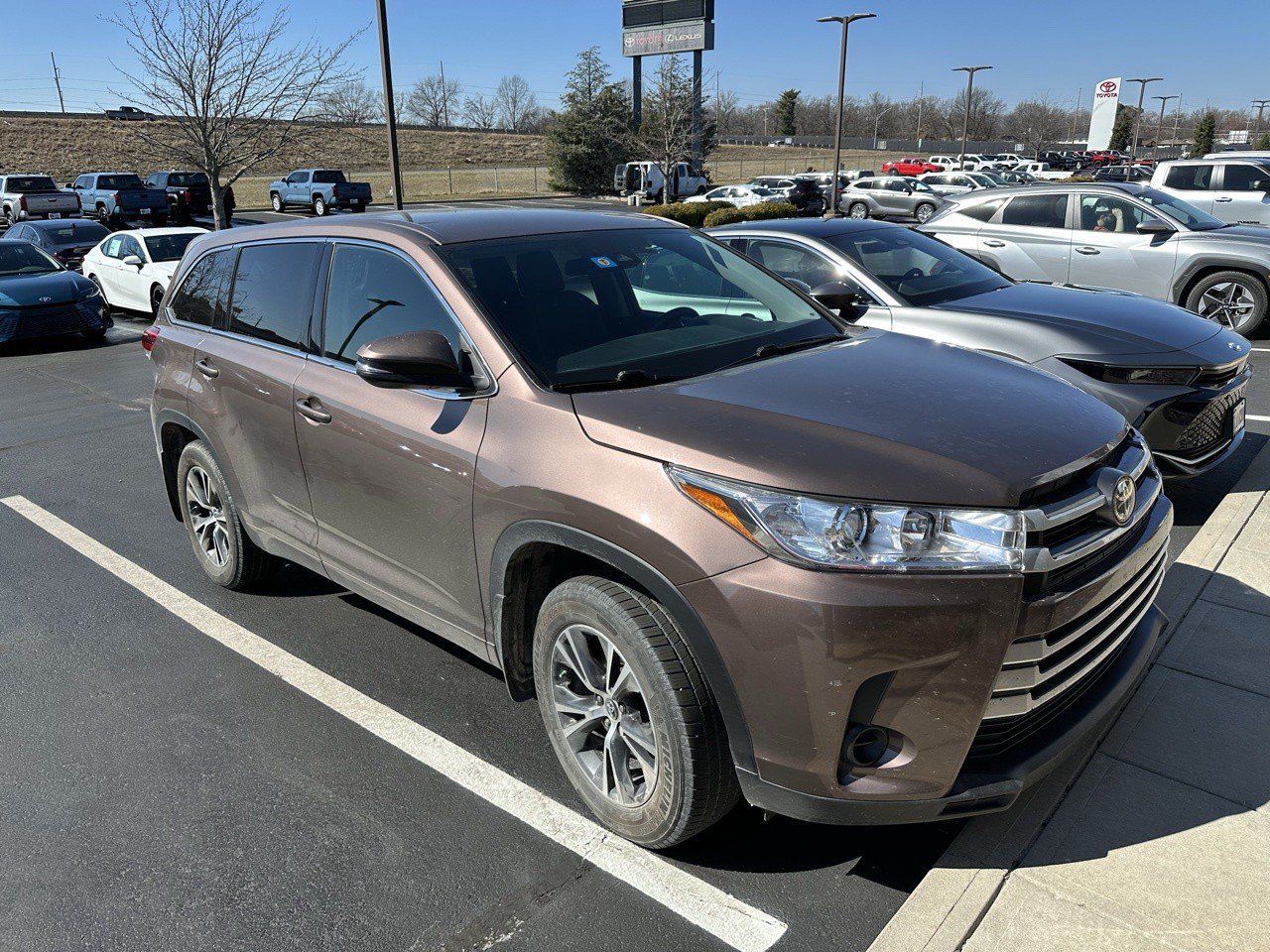 Used 2017 Toyota Highlander LE AWD/4WD image 1