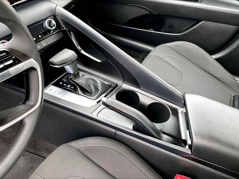 Used 2022 Hyundai Elantra SEL FWD image 15