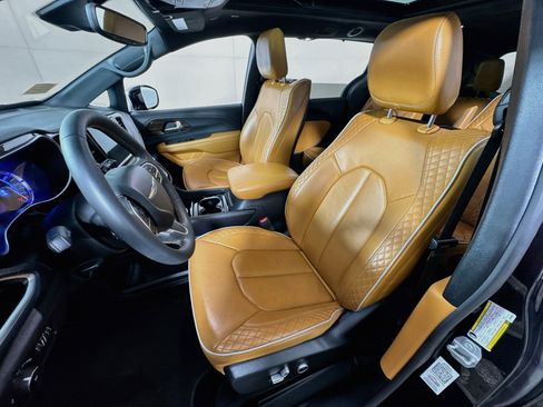 Used 2023 Chrysler Pacifica Pinnacle FWD image 17
